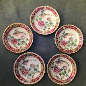 Een collectie Chinese famille rose kommen en een vaas voor de Peranakan of Straits markt, 19e eeuw — foto 35
