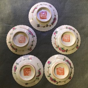 Een collectie Chinese famille rose kommen en een vaas voor de Peranakan of Straits markt, 19e eeuw — foto 36