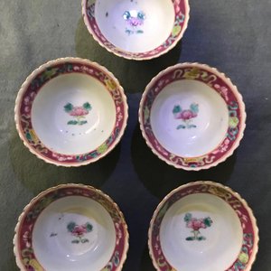 Een collectie Chinese famille rose kommen en een vaas voor de Peranakan of Straits markt, 19e eeuw — foto 39