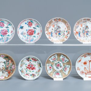 Een collectie Chinese famille rose koppen en schotels, Yongzheng/Qianlong — foto 2