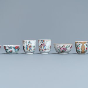 Een collectie Chinese famille rose koppen en schotels, Yongzheng/Qianlong — foto 9