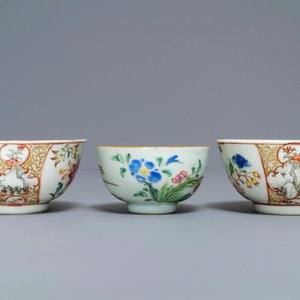 Een collectie Chinese famille rose koppen en schotels, Yongzheng/Qianlong — foto 15