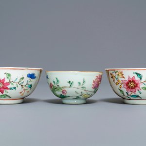 Een collectie Chinese famille rose koppen en schotels, Yongzheng/Qianlong — foto 16