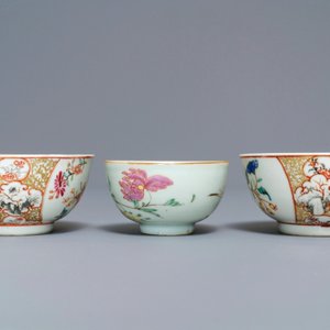 Een collectie Chinese famille rose koppen en schotels, Yongzheng/Qianlong — foto 17