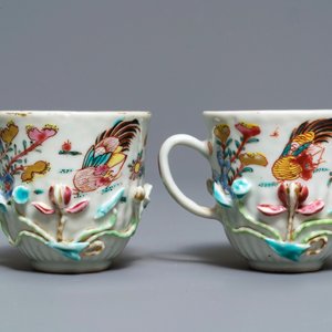 Een collectie Chinese famille rose koppen en schotels, Yongzheng/Qianlong — foto 22