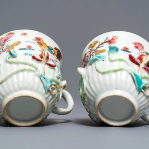 Een collectie Chinese famille rose koppen en schotels, Yongzheng/Qianlong — foto 25