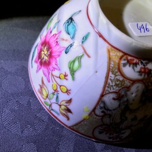 Een collectie Chinese famille rose koppen en schotels, Yongzheng/Qianlong — foto 35