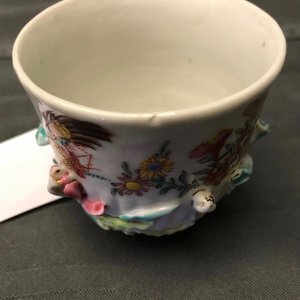 Een collectie Chinese famille rose koppen en schotels, Yongzheng/Qianlong — foto 41