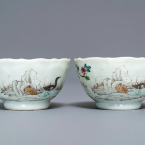 Een collectie Chinese famille rose koppen en schotels, Yongzheng/Qianlong — foto 9