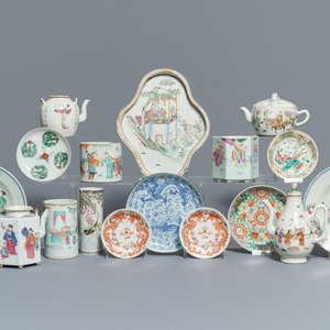 Een collectie Chinese famille rose theepotten, penselenbekers en borden, 19/20e eeuw — foto 1
