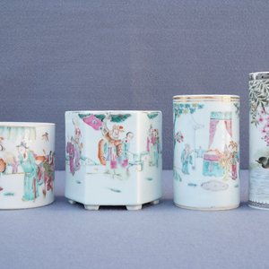 Een collectie Chinese famille rose theepotten, penselenbekers en borden, 19/20e eeuw — foto 11