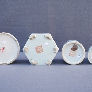 Een collectie Chinese famille rose theepotten, penselenbekers en borden, 19/20e eeuw — foto 13