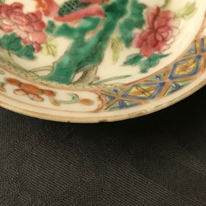 Een collectie Chinese famille rose theepotten, penselenbekers en borden, 19/20e eeuw — foto 18