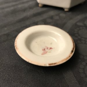 Een collectie Chinese famille rose theepotten, penselenbekers en borden, 19/20e eeuw — foto 35