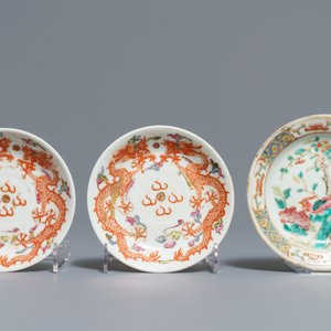 Een collectie Chinese famille rose theepotten, penselenbekers en borden, 19/20e eeuw — foto 4