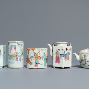 Een collectie Chinese famille rose theepotten, penselenbekers en borden, 19/20e eeuw — foto 5