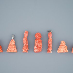 Een collectie Chinese hangers en colliers in bloedkoraal, 19/20e eeuw — foto 2