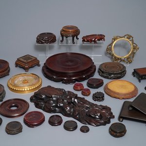 Een collectie Chinese houten en verguld bronzen sokkels, 19/20e eeuw — foto 1