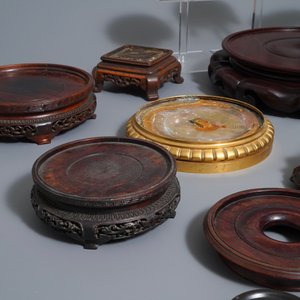 Een collectie Chinese houten en verguld bronzen sokkels, 19/20e eeuw — foto 3