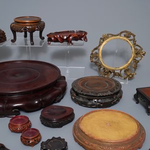 Een collectie Chinese houten en verguld bronzen sokkels, 19/20e eeuw — foto 6