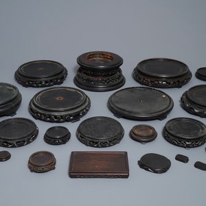 Een collectie Chinese houten en verguld bronzen sokkels, 19/20e eeuw — foto 7