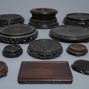 Een collectie Chinese houten en verguld bronzen sokkels, 19/20e eeuw — foto 9