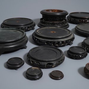 Een collectie Chinese houten en verguld bronzen sokkels, 19/20e eeuw — foto 10