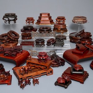 Een collectie Chinese houten sokkels, 19/20e eeuw — foto 1