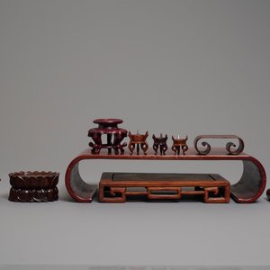 Een collectie Chinese houten sokkels, 19/20e eeuw — foto 2