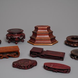 Een collectie Chinese houten sokkels, 19/20e eeuw — foto 3