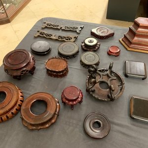 Een collectie Chinese houten sokkels, 19/20e eeuw — foto 9