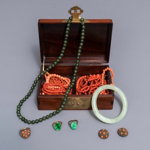 Een collectie Chinese sieraden in jade, koraal en zilver in ingelegde juwelenkist, 19/20e eeuw — foto 1