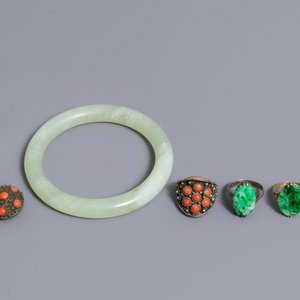 Een collectie Chinese sieraden in jade, koraal en zilver in ingelegde juwelenkist, 19/20e eeuw — foto 3
