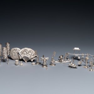 Een collectie Chinese zilveren miniaturen, een poederdoos en een tafelornament, 19/20e eeuw — foto 1