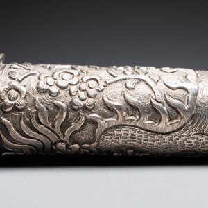 Een collectie Chinese zilveren miniaturen, een poederdoos en een tafelornament, 19/20e eeuw — foto 15