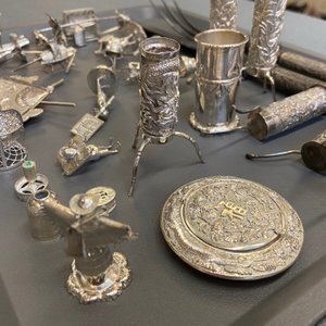 Een collectie Chinese zilveren miniaturen, een poederdoos en een tafelornament, 19/20e eeuw — foto 18