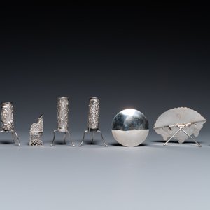 Een collectie Chinese zilveren miniaturen, een poederdoos en een tafelornament, 19/20e eeuw — foto 4