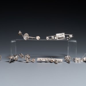 Een collectie Chinese zilveren miniaturen, een poederdoos en een tafelornament, 19/20e eeuw — foto 9