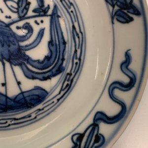 Een collectie divers Chinees blauw-wit porselein, Ming — foto 14