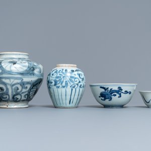 Een collectie divers Chinees blauw-wit porselein, Ming — foto 4