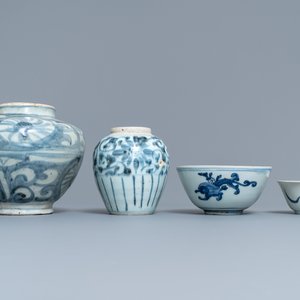 Een collectie divers Chinees blauw-wit porselein, Ming — foto 6