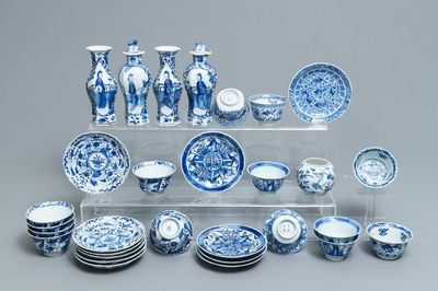 Een collectie divers Chinees blauwwit porselein, 19e eeuw