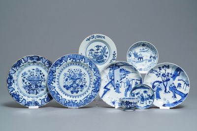 Een collectie divers Chinees blauwwit porselein, Kangxi/Qianlong