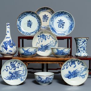 Een collectie divers Chinees 'Bleu de Hue' porselein voor de Vietnamese markt, 19e eeuw — foto 1