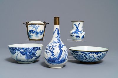 Een collectie divers Chinees 'Bleu de Hue' porselein voor de Vietnamese markt, 19e eeuw