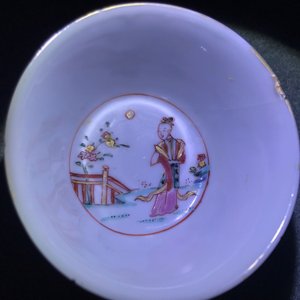 Een collectie divers Chinees famille rose en grisaille porselein, Yongzheng/Qianlong — foto 22