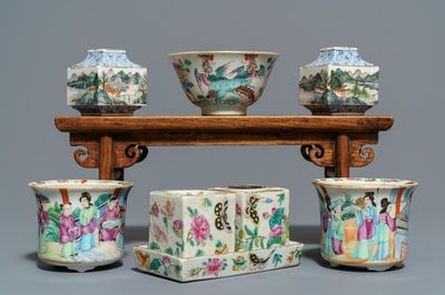 Een collectie divers Chinees famille rose porselein, 19/20e eeuw