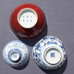 Een collectie divers Chinees porselein, Ming en later — foto 13