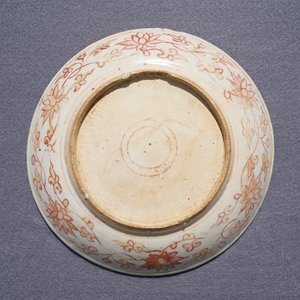 Een collectie divers Chinees porselein, Ming en later — foto 17