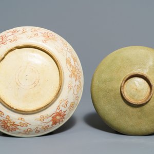 Een collectie divers Chinees porselein, Ming en later — foto 5